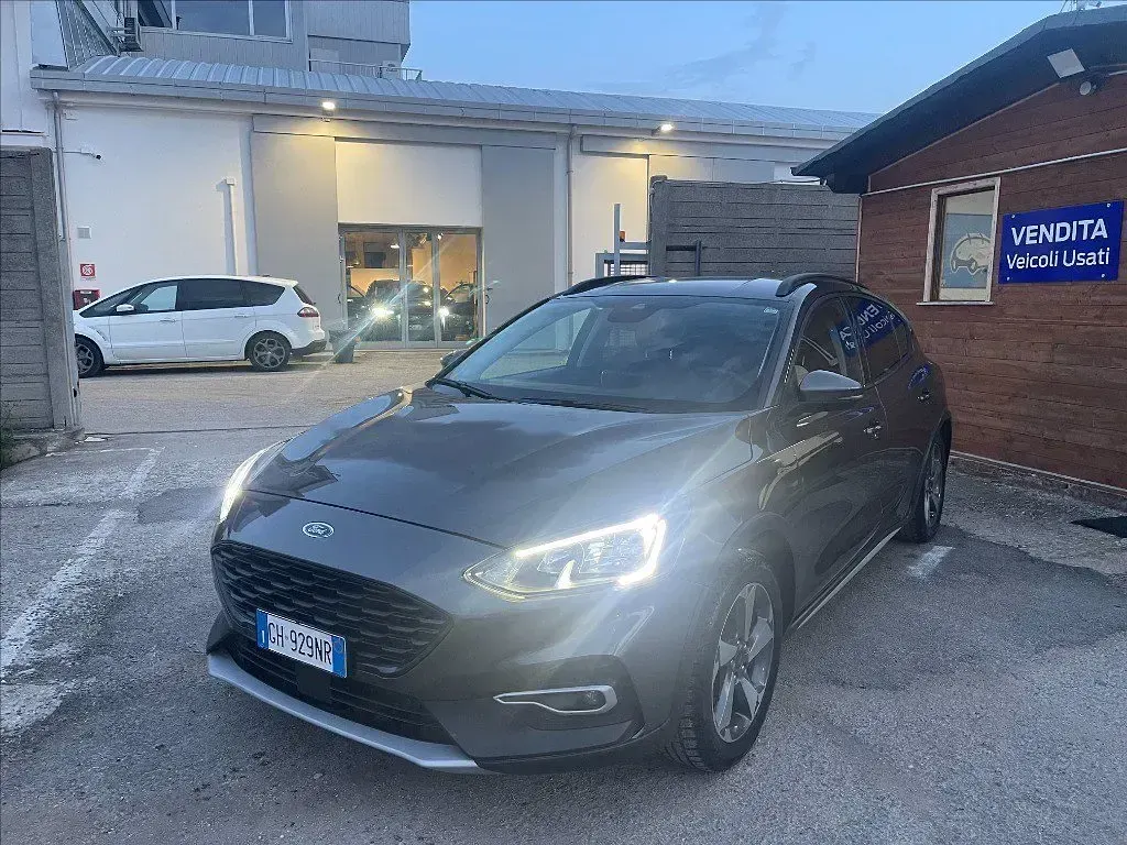 Usata Ford Focus Active 120 CV (88 kW) 2022 Grigio metallizzato SUV