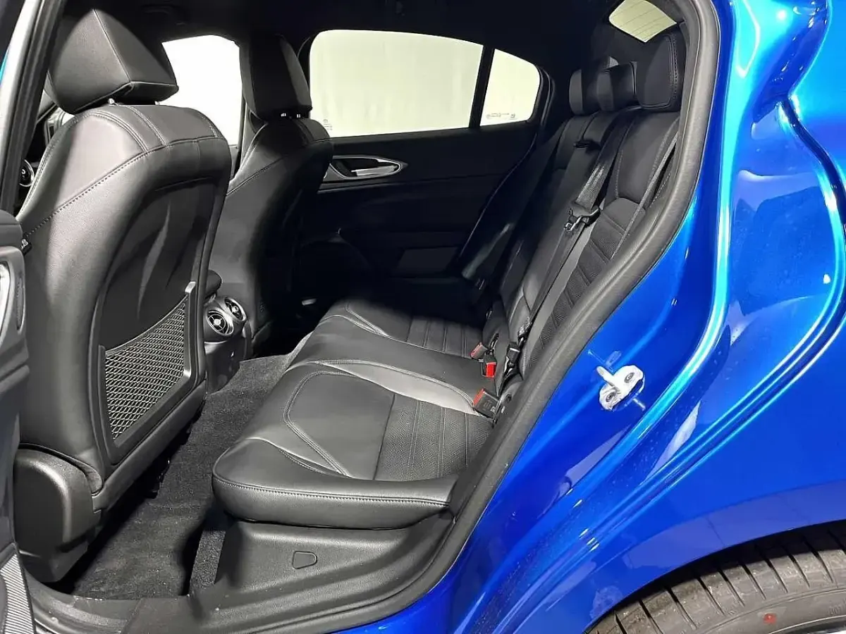 Nuova Alfa Romeo Giulia Veloce 210 CV (154 kW) 2025 Blu Berlina