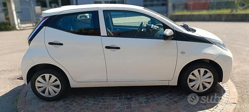 Usata Toyota Aygo 69 CV (50 kW) 2015 Bianco Utilitaria