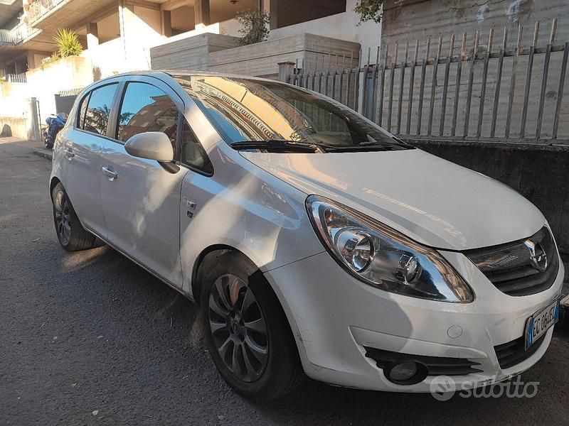 Usata Opel Corsa 75 CV (55 kW) 2010 Bianco Berlina