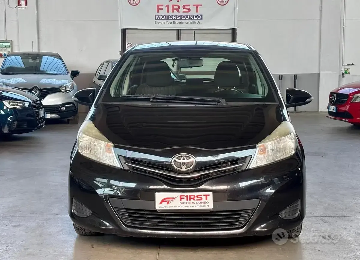 Usata Toyota Yaris Lounge 90 CV (66 kW) 2013 Nero Utilitaria