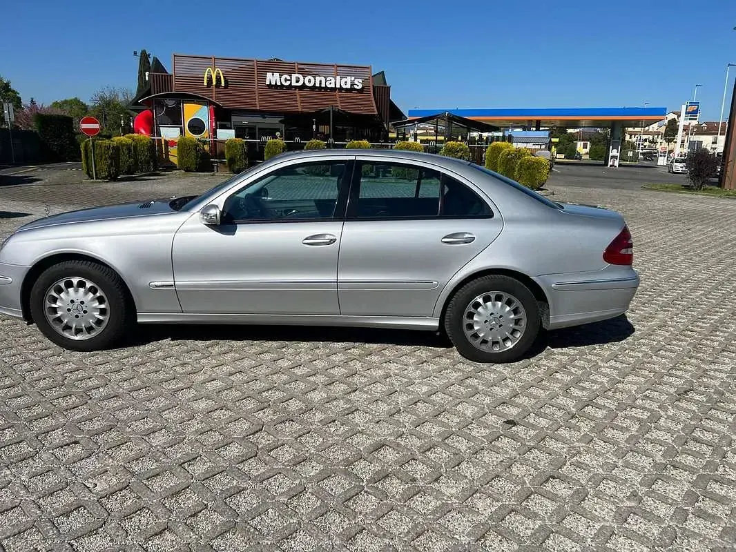 Usado Mercedes E240 Avantgarde 177 CV (130 kW) 2002 Plateado Berlina