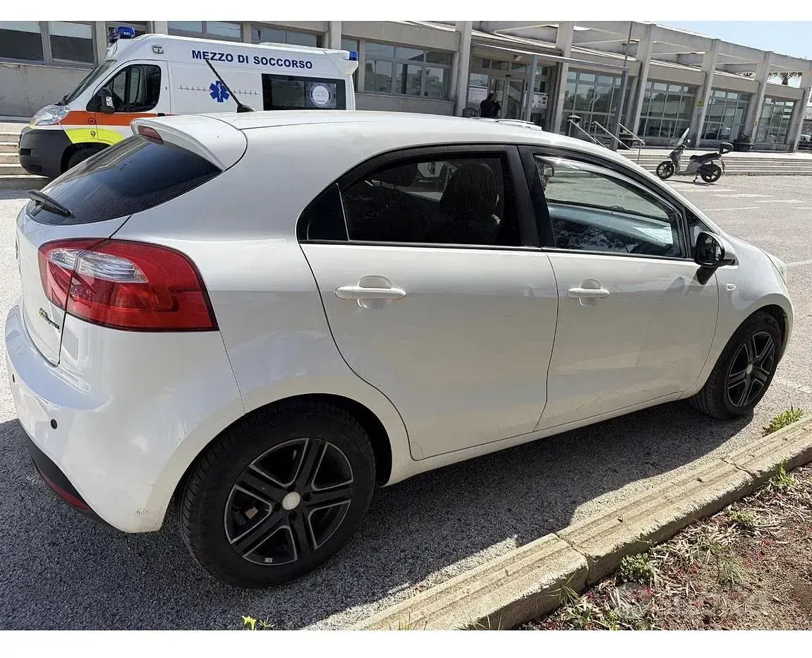 Usata Kia Rio 75 CV (55 kW) 2012 Berlina