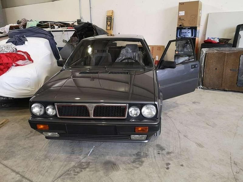 Begagnad Lancia Delta 140 HK (102 kW) 1990 Halvkombi