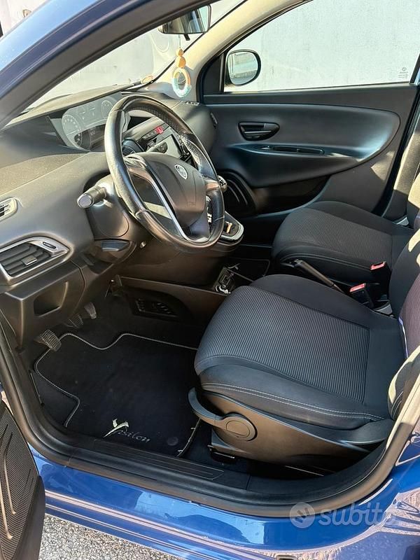 Usata Lancia Ypsilon 69 CV (50 kW) 2017 Blu Utilitaria