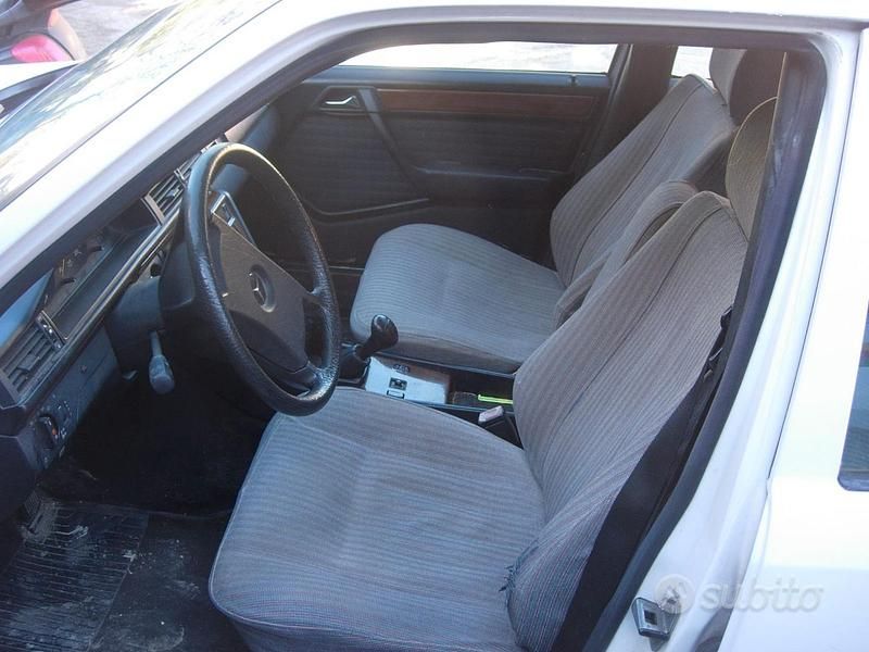 Usata Mercedes E200 186 CV (136 kW) 2000 Bianco Berlina