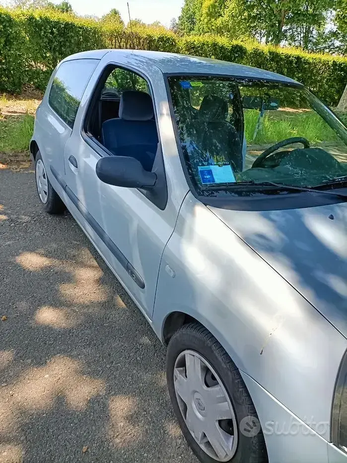 Käytetty Renault Clio II 58 HP (42 kW) 2003 Viistoperä
