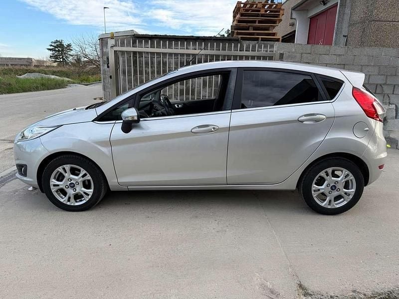 Usata Ford Fiesta 95 CV (69 kW) 2016 Argento Berlina