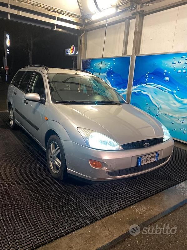 Usata Ford Focus Trend 101 CV (74 kW) 2000 Grigio Station wagon