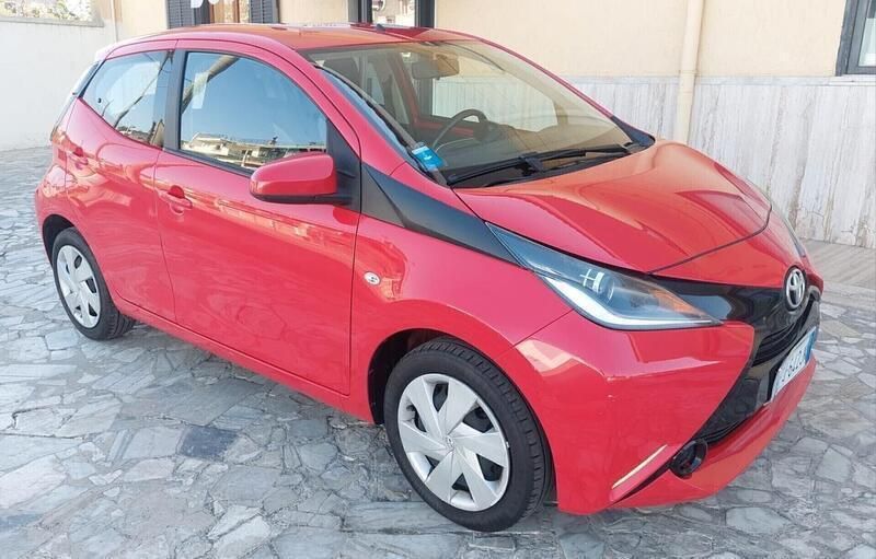 Usata Toyota Aygo Business Edition 69 CV (50 kW) 2017 Rosso Utilitaria