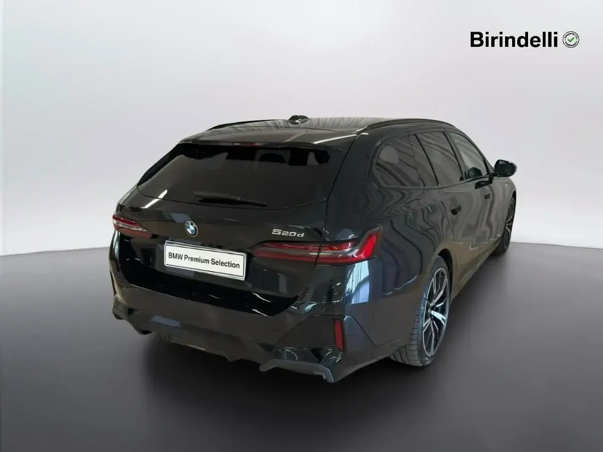 Usata BMW 520 Shadowline 197 CV (144 kW) 2024 Black sapphire metallizzato Station wagon