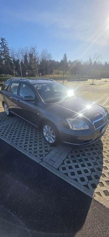 Usata Toyota Avensis 150 CV (110 kW) 2006 Grigio Station wagon