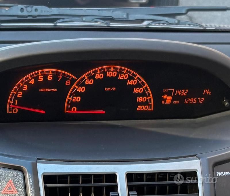 Usata Toyota Yaris 100 CV (73 kW) 2011 Grigio Berlina