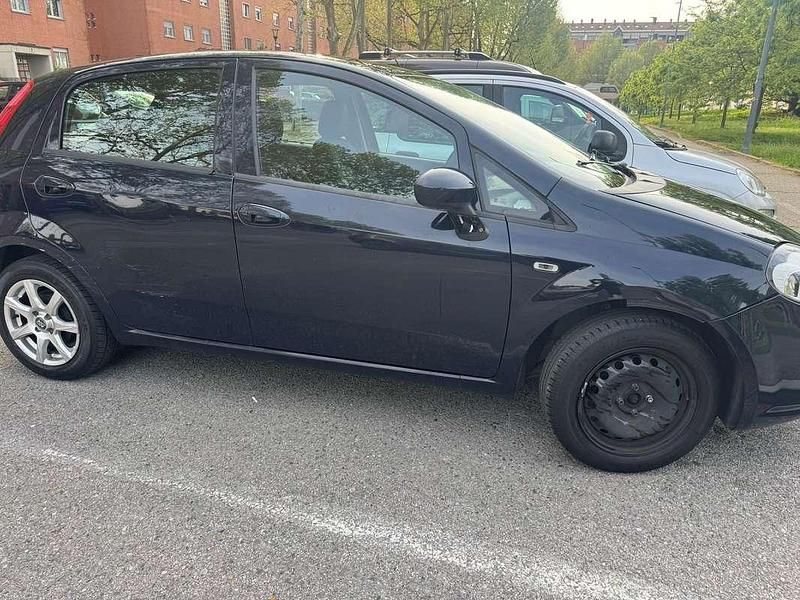 Usata Fiat Punto Lounge 77 CV (56 kW) 2016 Blu/azzurro Utilitaria