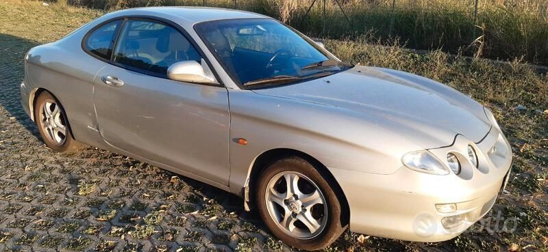 Begagnad Hyundai Coupé 2000 Grå Sportkupé