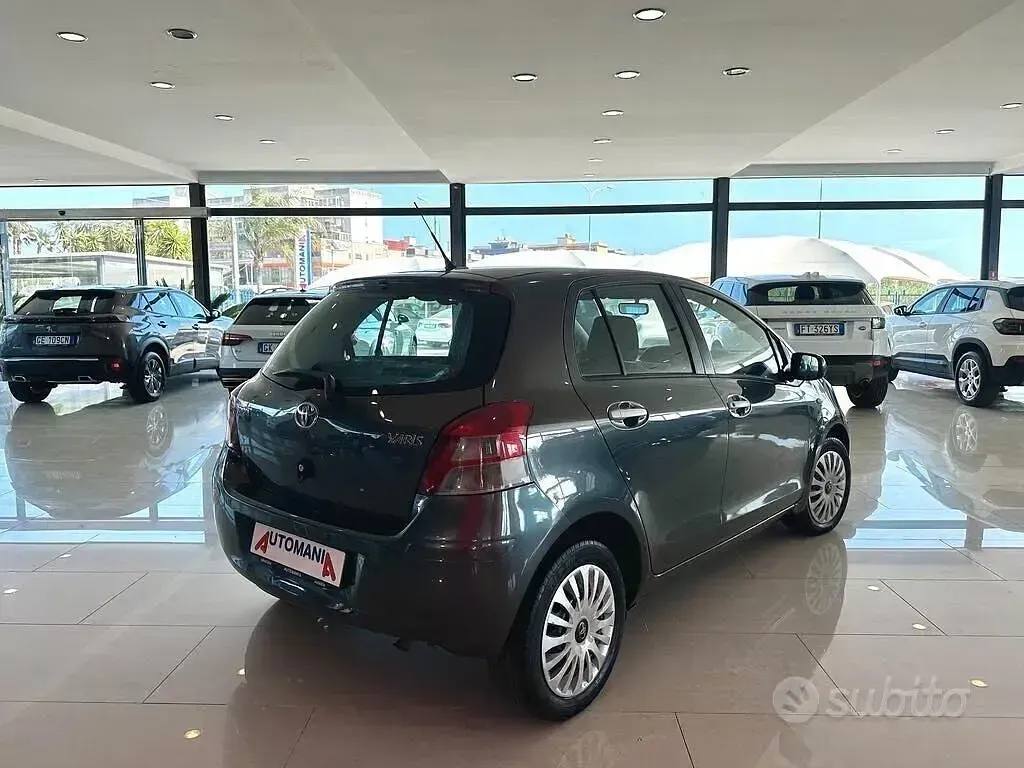 Usata Toyota Yaris Sol 90 CV (66 kW) 2010 Grigio Utilitaria