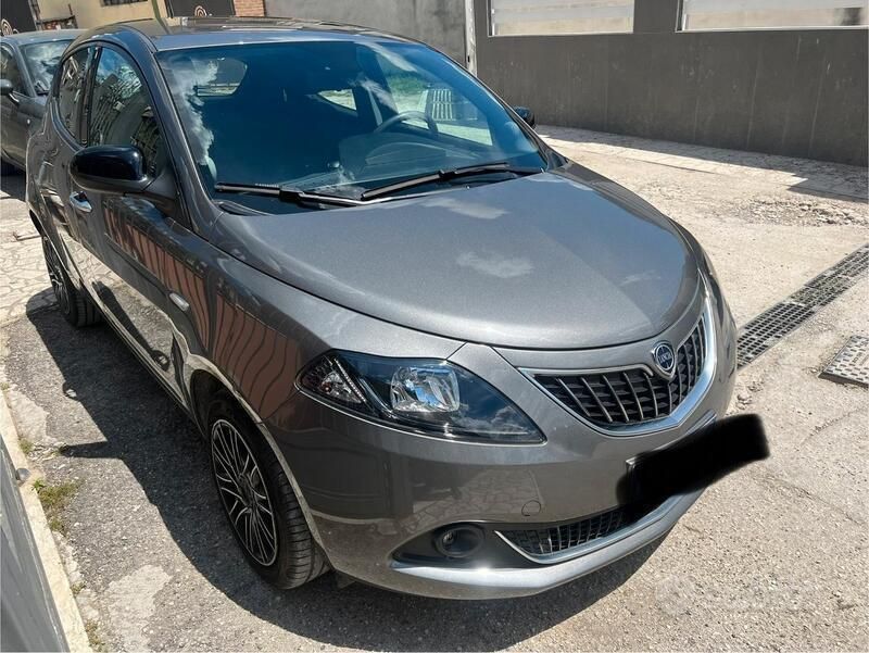 Usata Lancia Ypsilon 70 CV (51 kW) 2022 Grigio Utilitaria