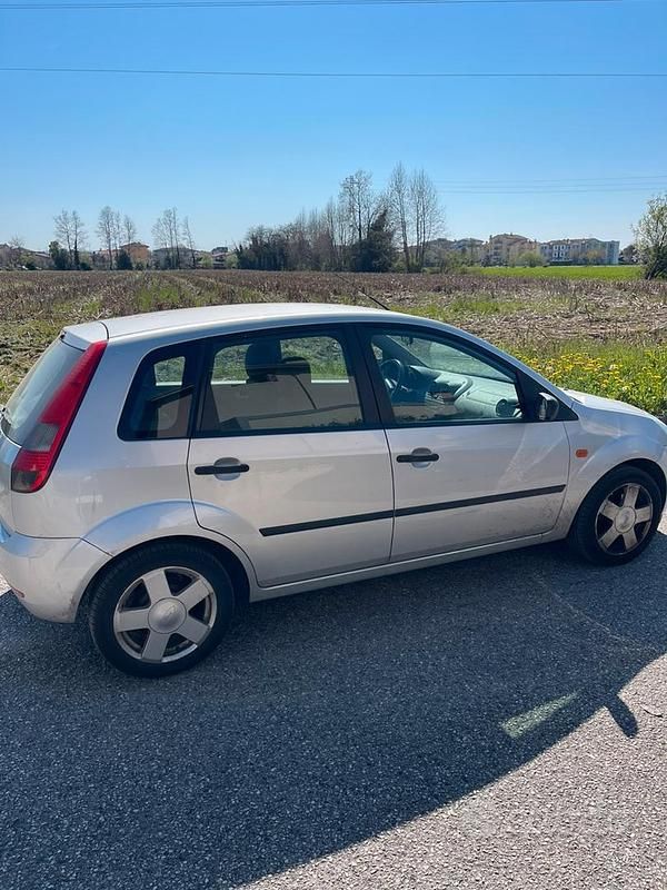 Usata Ford Fiesta Ambiente 75 CV (55 kW) 2003 Grigio Utilitaria