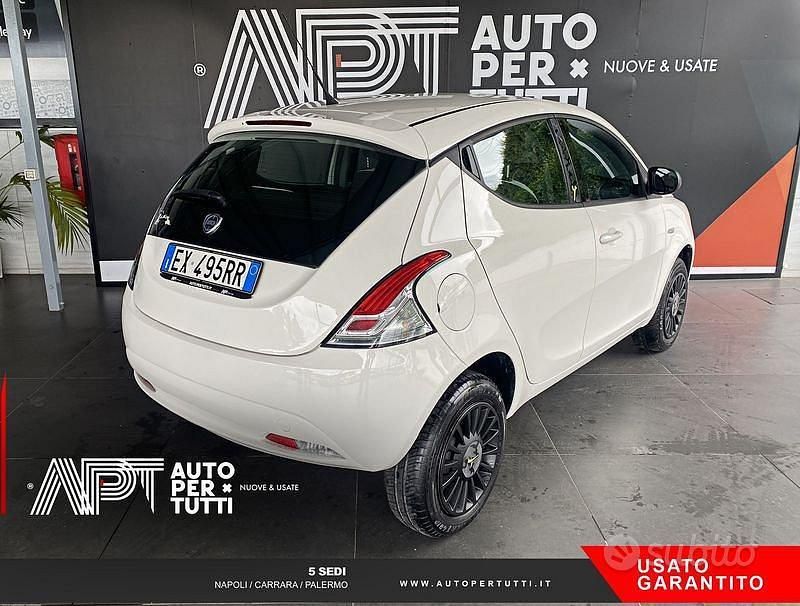 Usata Lancia Ypsilon 80 CV (58 kW) 2015 Bianco Utilitaria