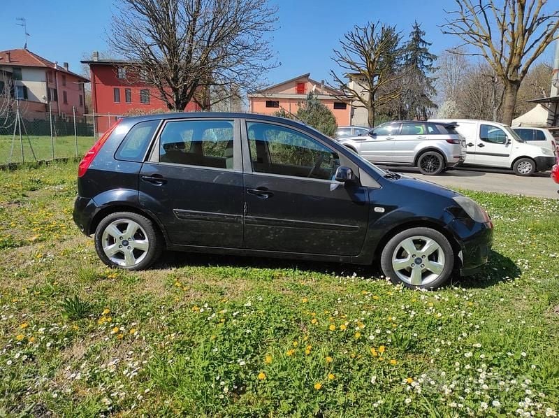 Usata Ford Fiesta Ghia 75 CV (55 kW) 2007 Nero Utilitaria