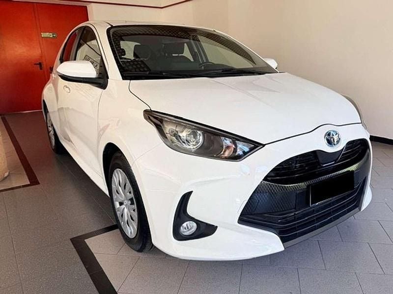 Usata Toyota Yaris Hybrid Active 116 CV (85 kW) 2021 Bianco Berlina