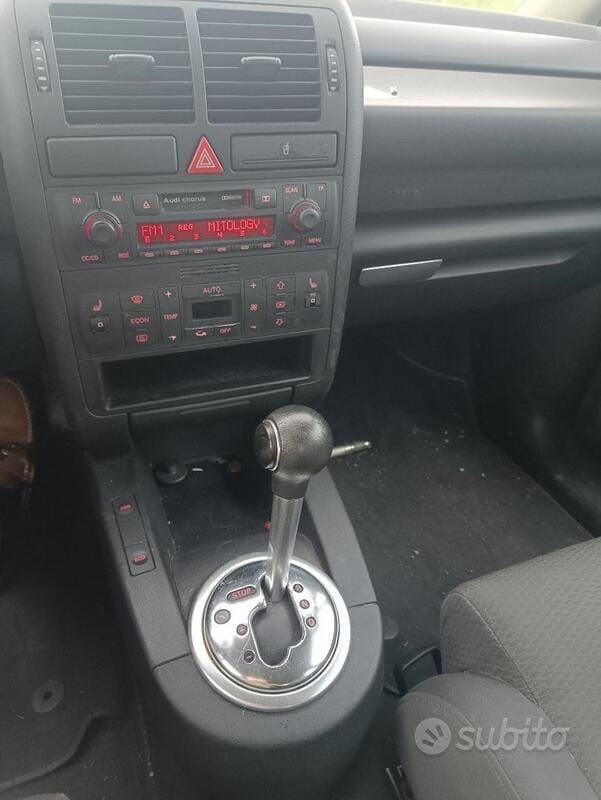 Usata Audi A2 Design 61 CV (44 kW) 2004 Argento Utilitaria