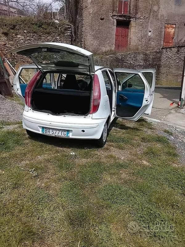 Usata Fiat Punto 60 CV (44 kW) 2001 Bianco Utilitaria
