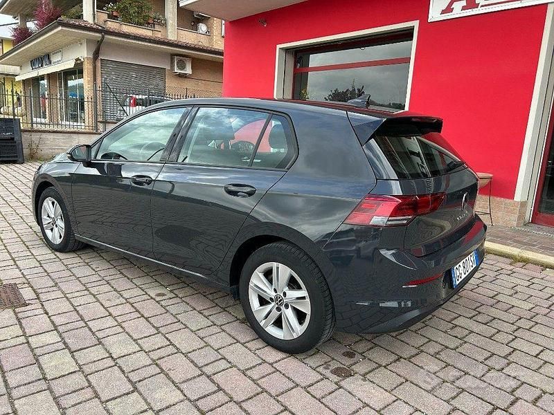 Usata VW Golf VIII Life 131 CV (96 kW) 2022 Grigio Berlina