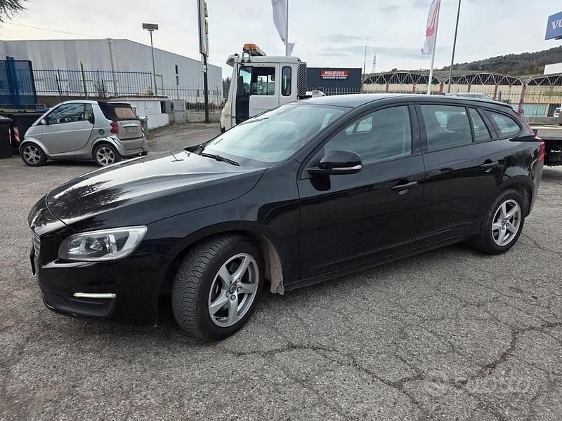 Usata Volvo V60 Momentum 114 CV (83 kW) 2015 Nero Station wagon