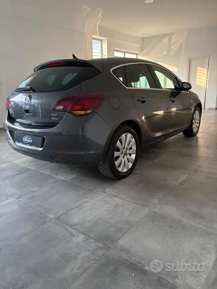 Usata Opel Astra Cosmo 110 CV (80 kW) 2011 Grigio Berlina