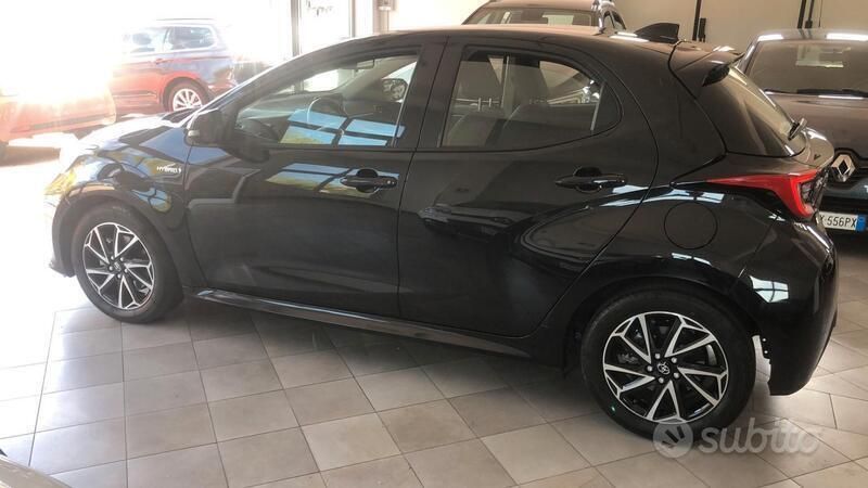 Usata Toyota Yaris Hybrid Trend 92 CV (67 kW) 2021 Nero Berlina
