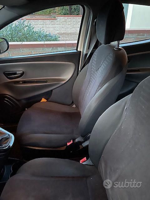 Usata Lancia Ypsilon Silver 69 CV (50 kW) 2013 Bianco Utilitaria