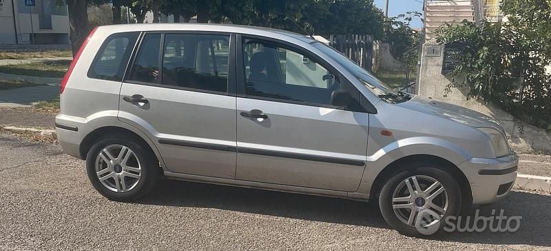 Usata Ford Fusion 68 CV (50 kW) 2004 Grigio Utilitaria