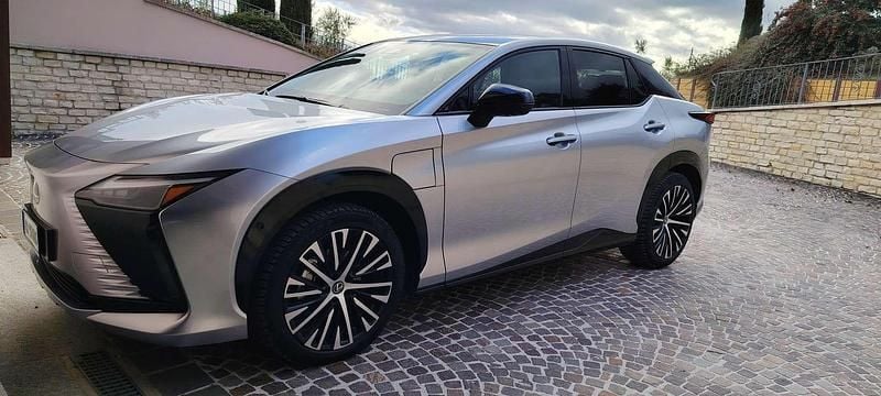 Usata Lexus RZ 450e Luxury Line 131 kW (179 CV) 2023 Argento SUV