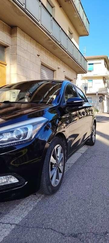 Usata Hyundai i20 Comfort 84 CV (61 kW) 2016 Nero Utilitaria