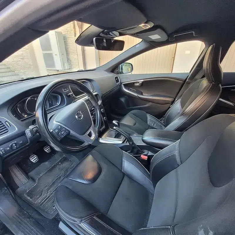 Usata Volvo V40 R-Design 120 CV (88 kW) 2018 Nero Berlina
