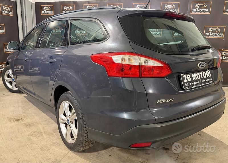 Begagnad Ford Focus Titanium 116 HK (85 kW) 2011 Blå Kombi