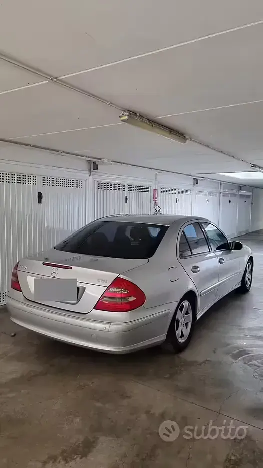Usata Mercedes E220 Avantgarde 150 CV (110 kW) 2005 Grigio Berlina