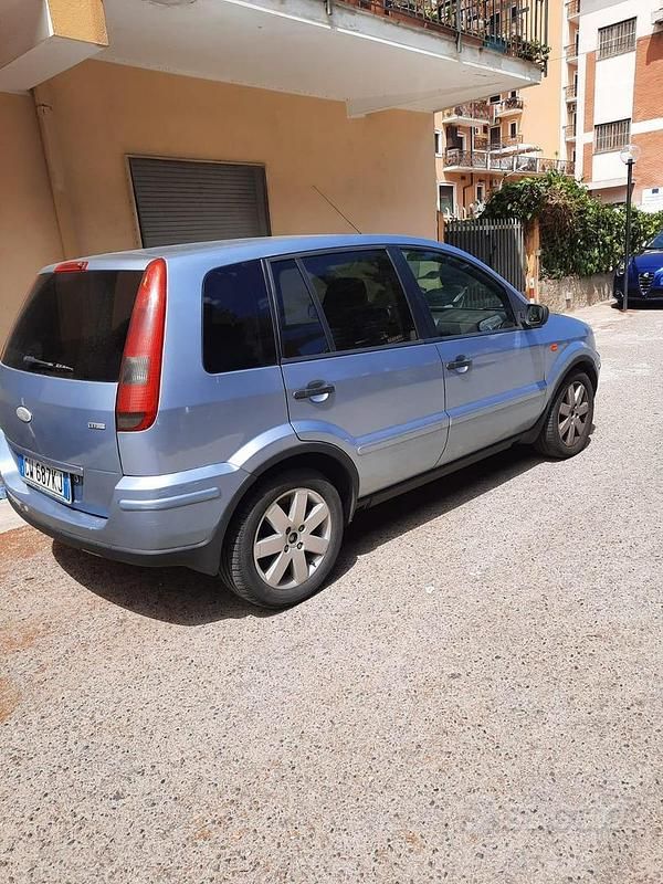 Usata Ford Fusion 101 CV (74 kW) 2005 Blu Utilitaria