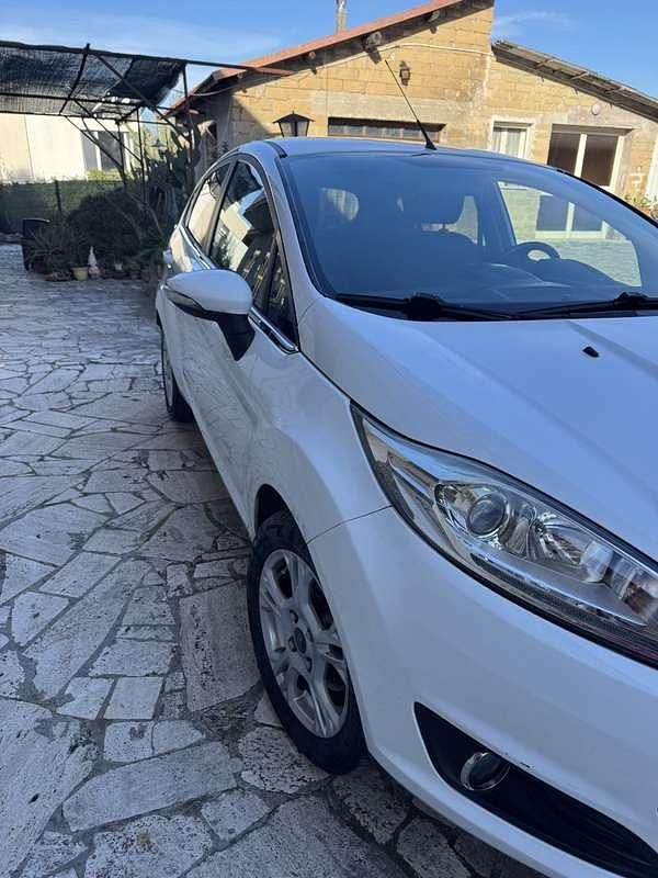 Usata Ford Fiesta Titanium 101 CV (74 kW) 2015 Bianco Berlina