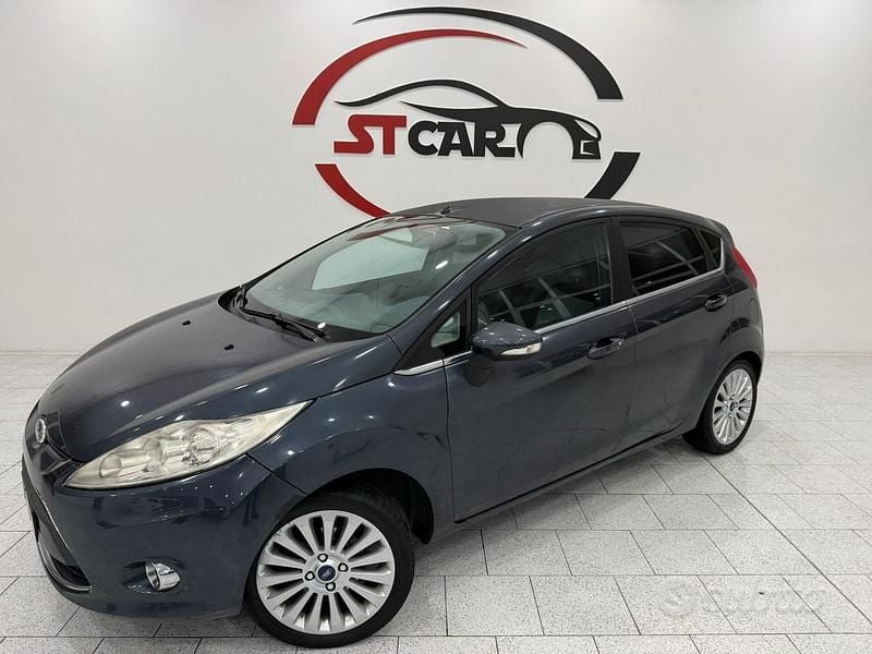 Blu Usata 2008 Ford Fiesta Titanium Due volumi | 4200 € (Cara) - Immagine 1/4