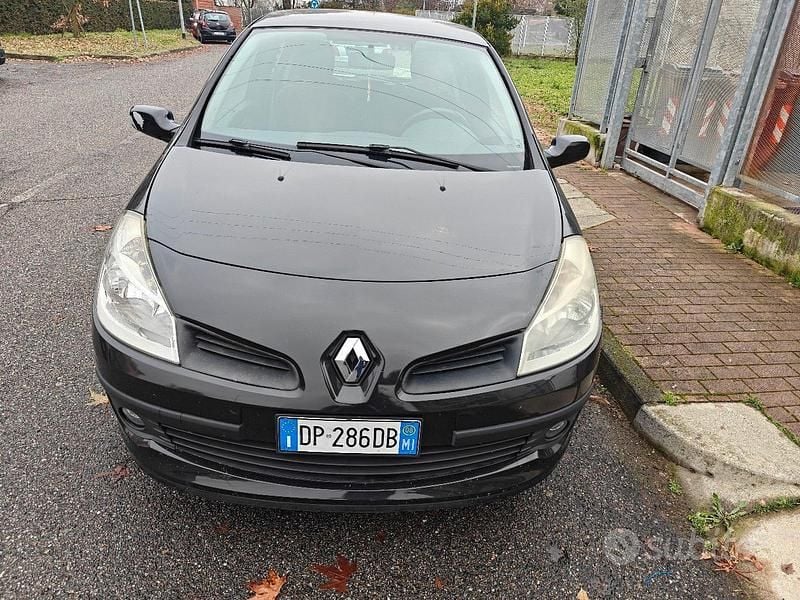 Nero Usata 2008 Renault Clio III Due volumi | 3600 € (Buon prezzo) - Immagine 1/4