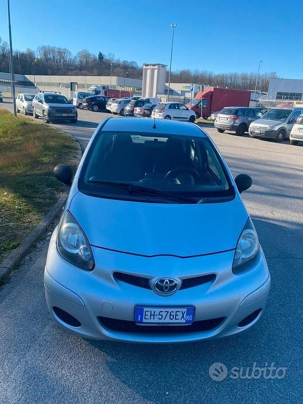 Usata Toyota Aygo 68 CV (50 kW) 2011 Grigio Utilitaria