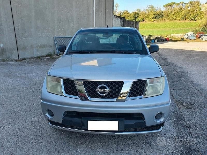 Usata Nissan Navara 174 CV (127 kW) 2005 Grigio Pick-up