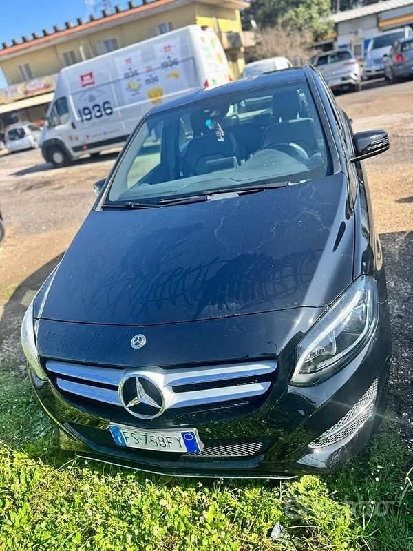 Usata Mercedes B200 135 CV (99 kW) 2018 Nero Monovolume