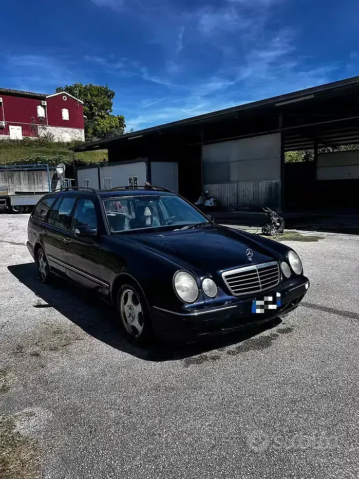 Usata Mercedes E270 170 CV (125 kW) 2001 Bluazzurro Station wagon