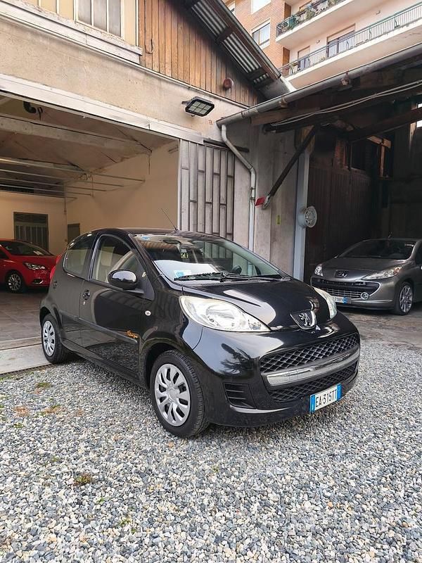 Nero Usata 2010 Peugeot 107 Due volumi | 3690 € (Buon prezzo) - Immagine 1/4