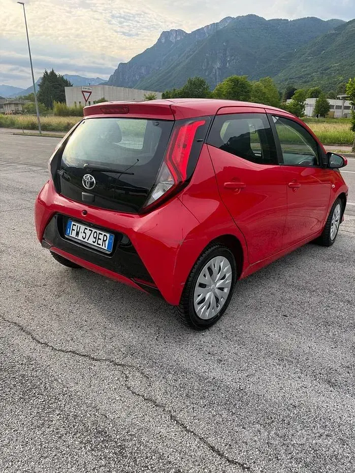 Usata Toyota Aygo X-clusiv 72 CV (52 kW) 2019 Rosso Utilitaria