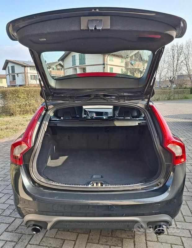Usata Volvo V60 R-Design 120 CV (88 kW) 2016 Grigio Station wagon