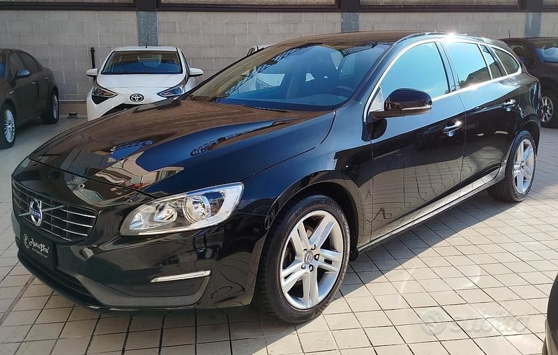 Usata Volvo V60 Summum 181 CV (133 kW) 2015 Nero Station wagon
